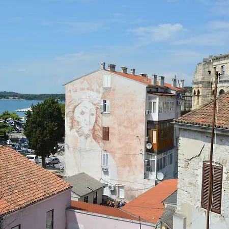 Artistic App By The Amphiteather Apartment Pula